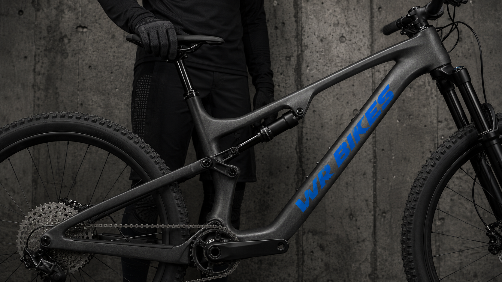 Bicicleta de montaña WR BIKES junto a un ciclista